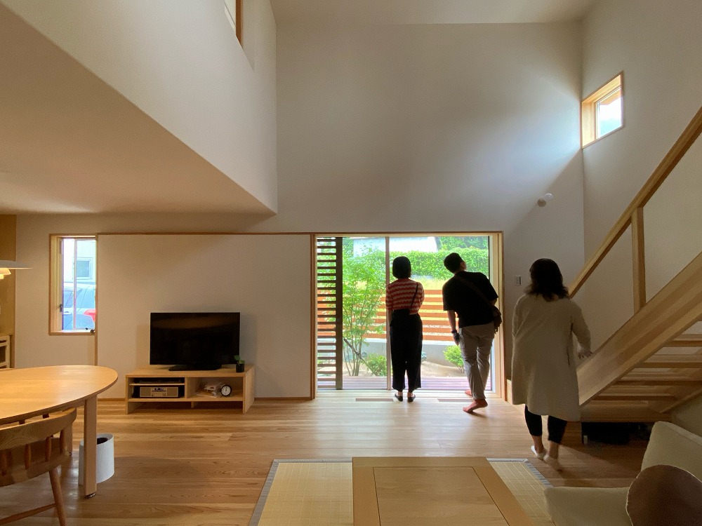 窓を介して縁側に集まる人。豊かな&rdquo;あいだ&rdquo;を作れている証拠