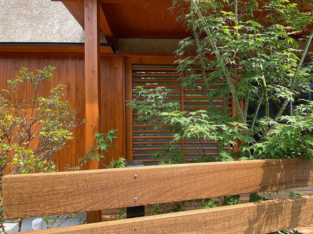 外は板貼りの戸袋で木部に統一感を持たせる