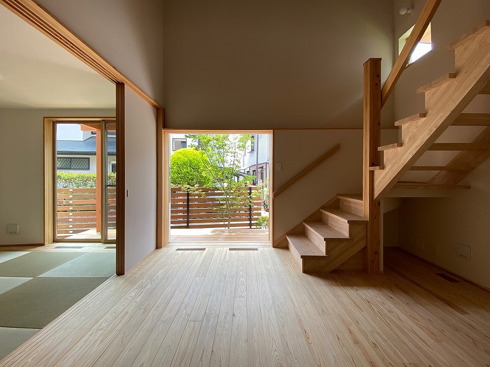 東豊中、和室の掃き出し窓と居間の大開口、高さを抑えることで空間に締まりが出る