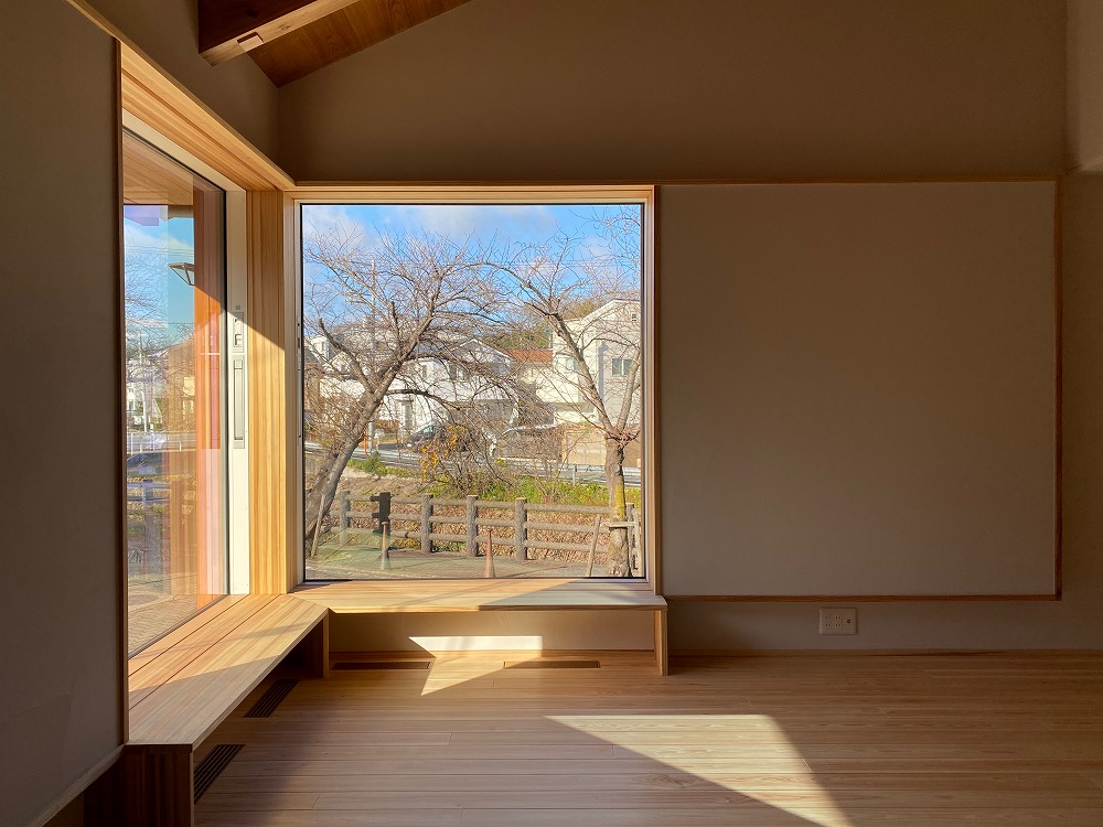 豊中、二世帯の平屋。景色を切り取る配置と窓選びがポイント