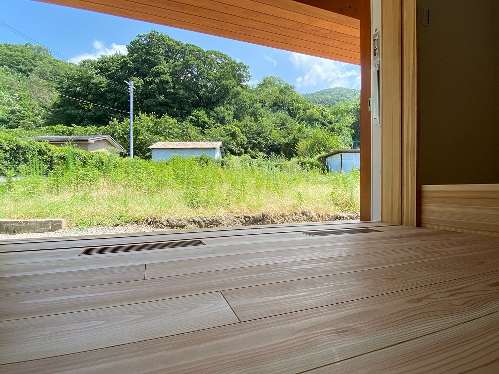 無垢の木の額縁と床板。素足でいたくなる窓辺にしたい