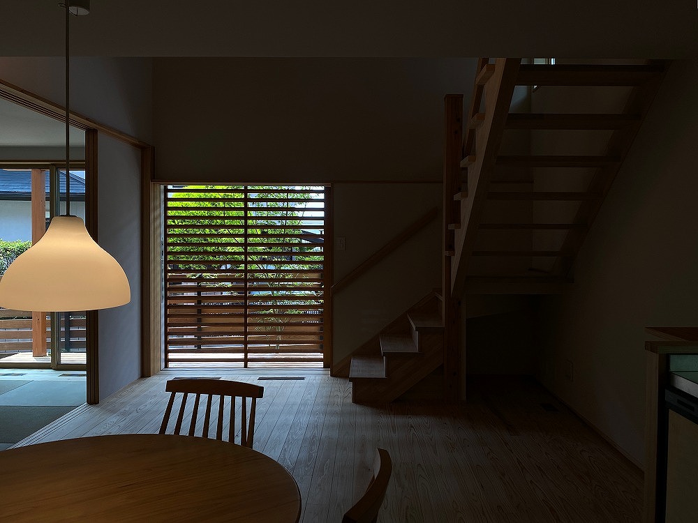 室内からも外観もこの木製ガラリ戸があることで締まりが出る