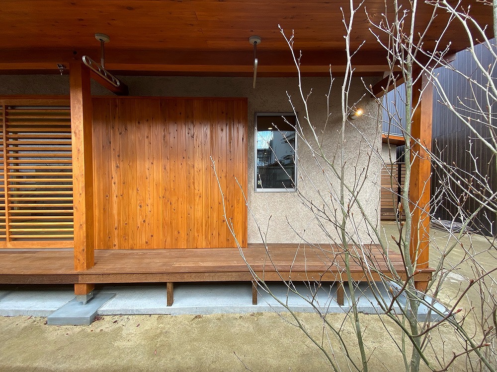 縁側空間は深い軒で守られていてこそ。建物と一体で梁・柱で組む