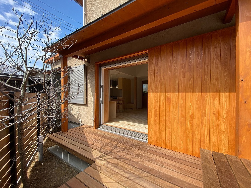 池田の家。フルオープンにしてデッキ、室内を繋げると、心ものびやかに、ゆったりとした時間が流れる