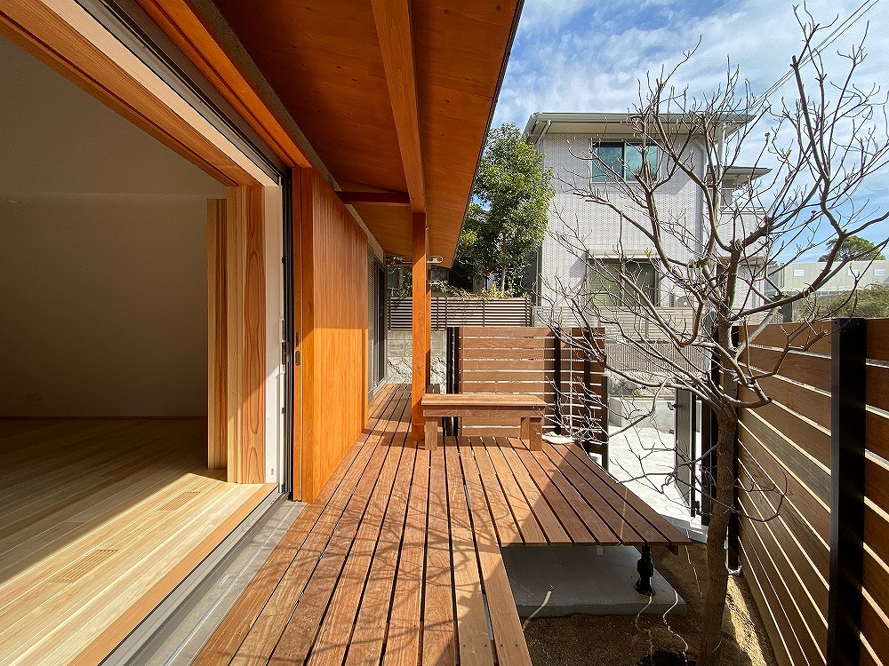 室内を窓で繋げ、外にはデッキをつくる。&rdquo;あいだ&rdquo;を広く取ると心地よくなる