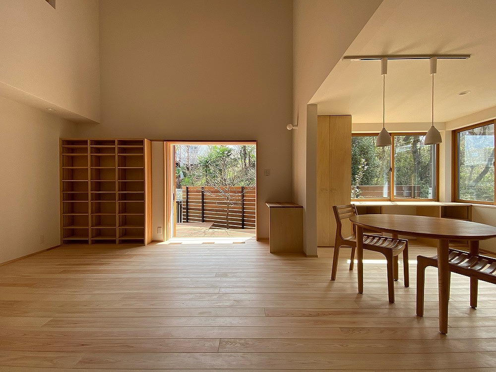 サッシ高さを抑え、吹き抜けに窓は取らず、奥行きと横の吹き抜けを意識している