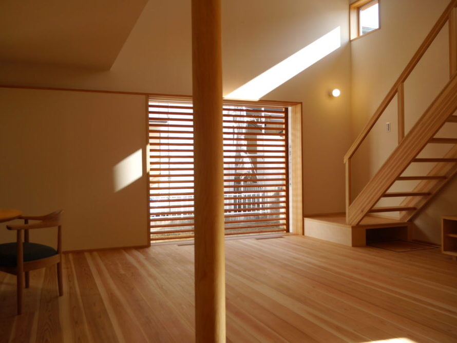 i-works1.0京田辺。一枚ガラスの大開口サッシ。ガラリ雨戸で目角し、通風、光を絞る