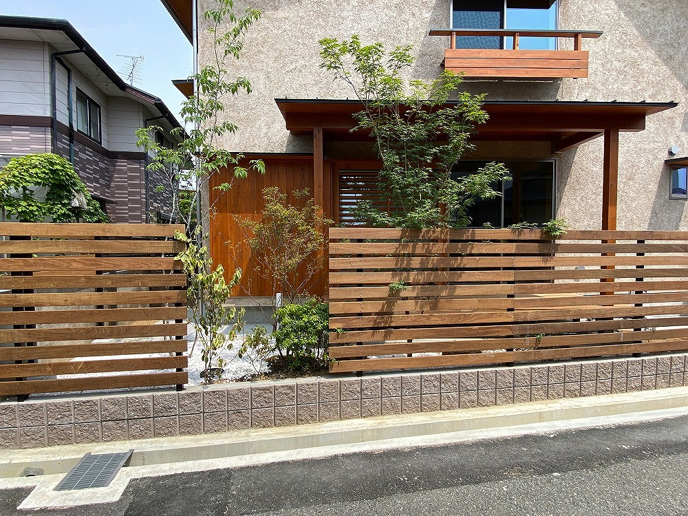 窓からどんな景色を眺めるのか。山から直接買う枝振りのかわいい樹木