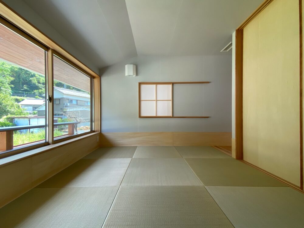 吹抜けと繋がる障子小窓がかわいい