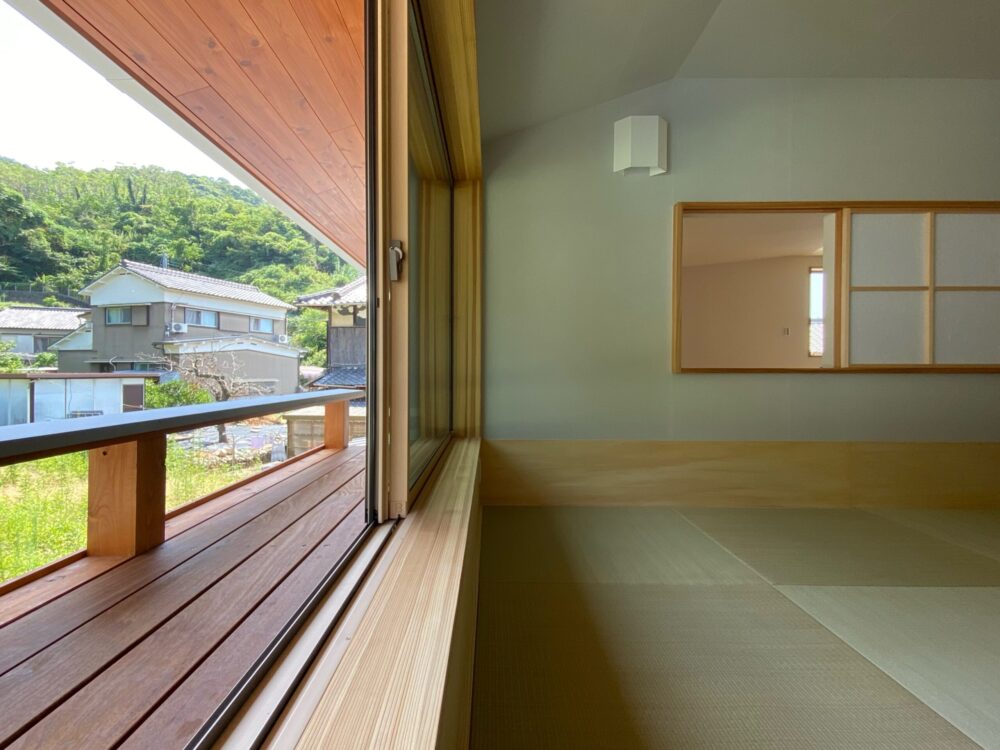 大屋根に包まれウチとソトを緩やかに繋ぐ。1階の縁側のような役割と似ている