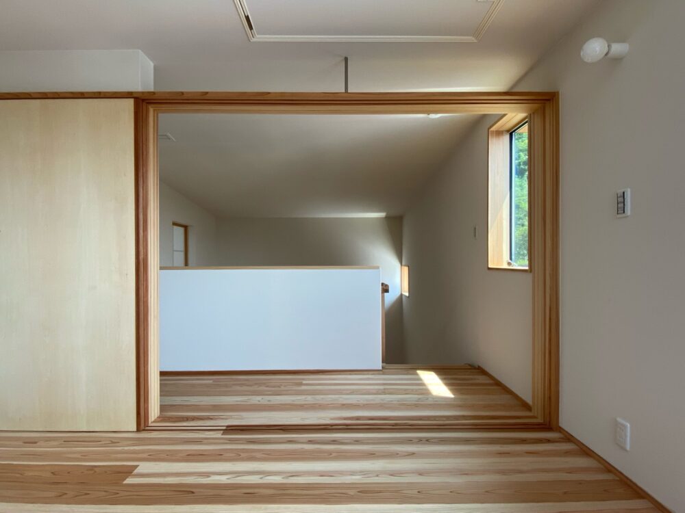 垂れ壁を無くした造作建具。音と灯りが気にならなければ低い建具が心地良い