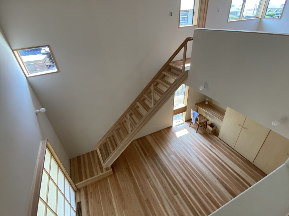 収納建具を素地で仕上げると壁との一体感はないが安価に納まる