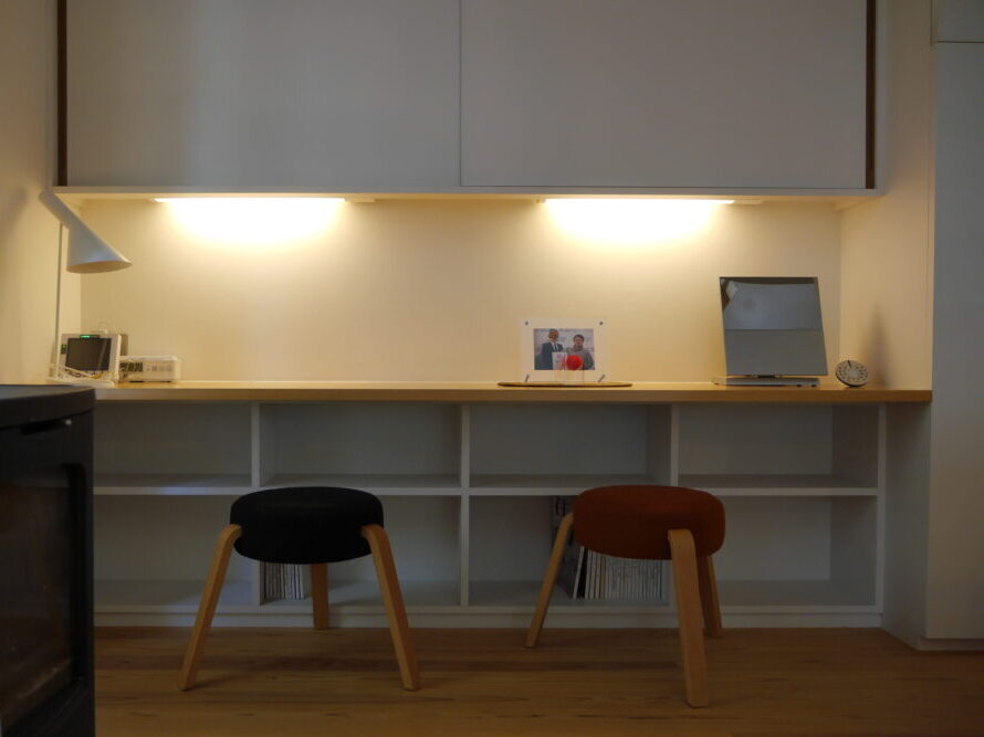 つくばオリジナルのワークスペースは建具に塗装をかけ、壁と一体にしている