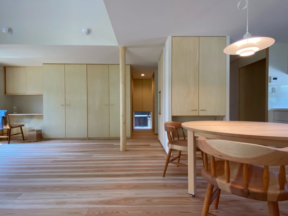 リビングのトール収納を増設。2階へ上がらなくても上着を仕舞える