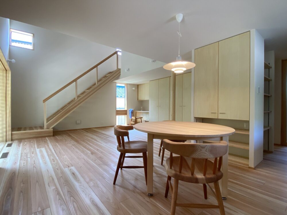 一段目に腰掛けるものリビングの暮らし方