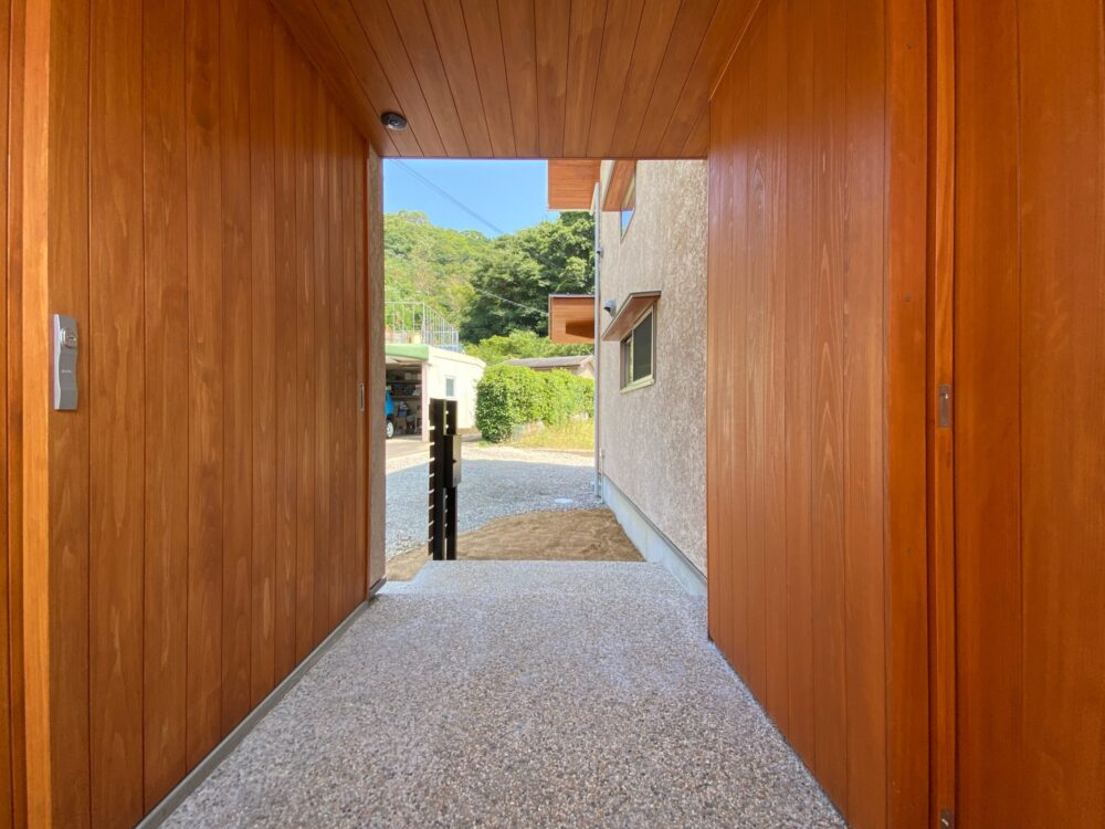 和歌山の家の外物置。住んだ後には視線の先にアオダモを植えた