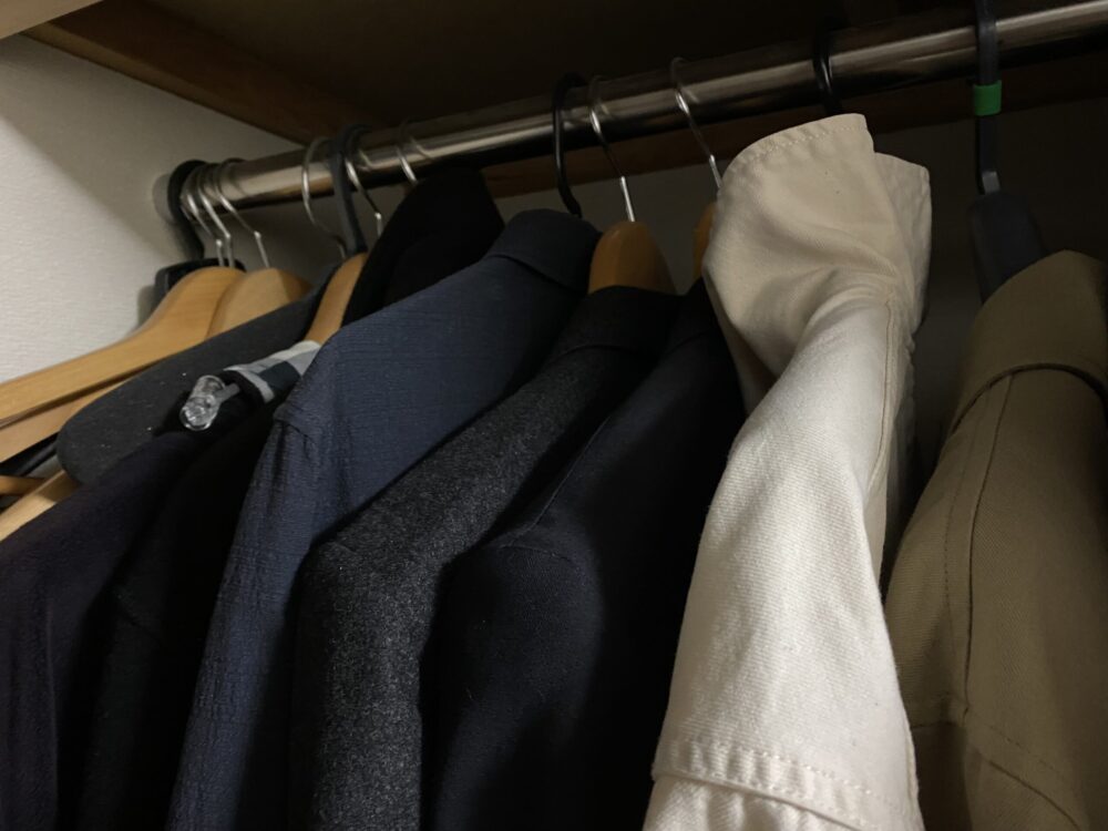 パイプハンガーがパンパンでは、湿度管理も悪く、臭いもこもる