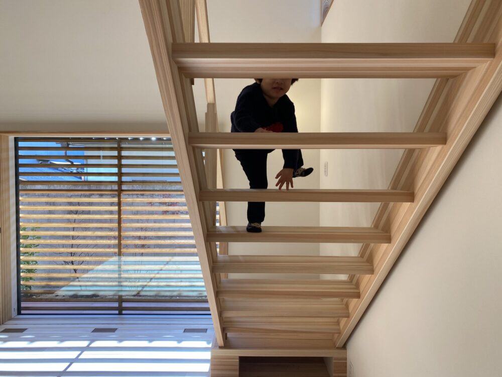 視線を通すスリット階段