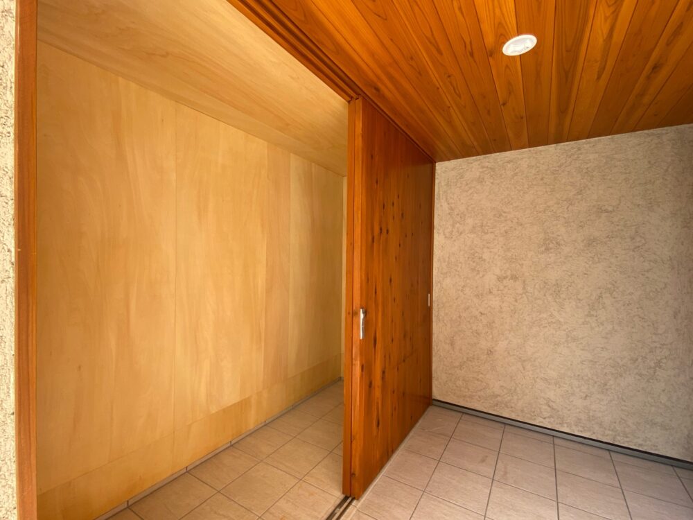 枚方の家の外物置。中はオープンで仕上げた