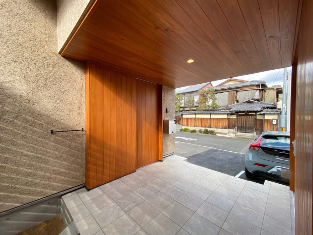 左京区の家の外物置。拡張してより玄関の使い勝手に幅を持たせた