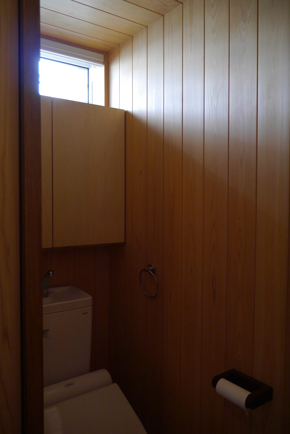 トイレも含めた水回りが全て板貼りの同一素材。建具が木製であることも重要