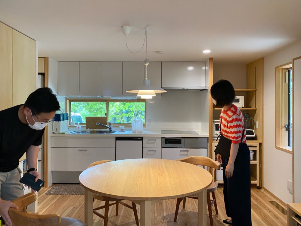 食事をしながらもリビングからも視界に入る緑。とても青々としている