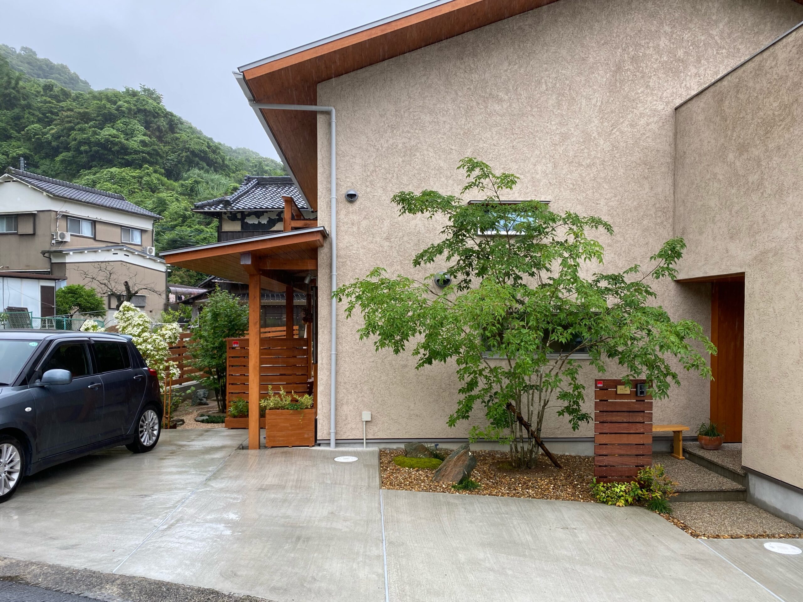 アオダモ・そとん壁・木庇の3色のコントラストは奥様もお気に入り