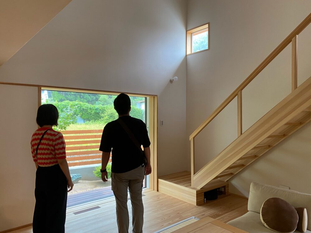 秋冬の夕暮れどき、この窓から差し込んでくる光のラインがとても綺麗なのだそう