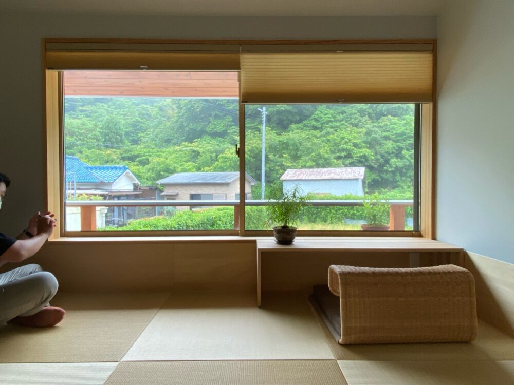 低いひじ掛け窓・造作花台・深く出た大屋根で小さく囲まれる空間となっている