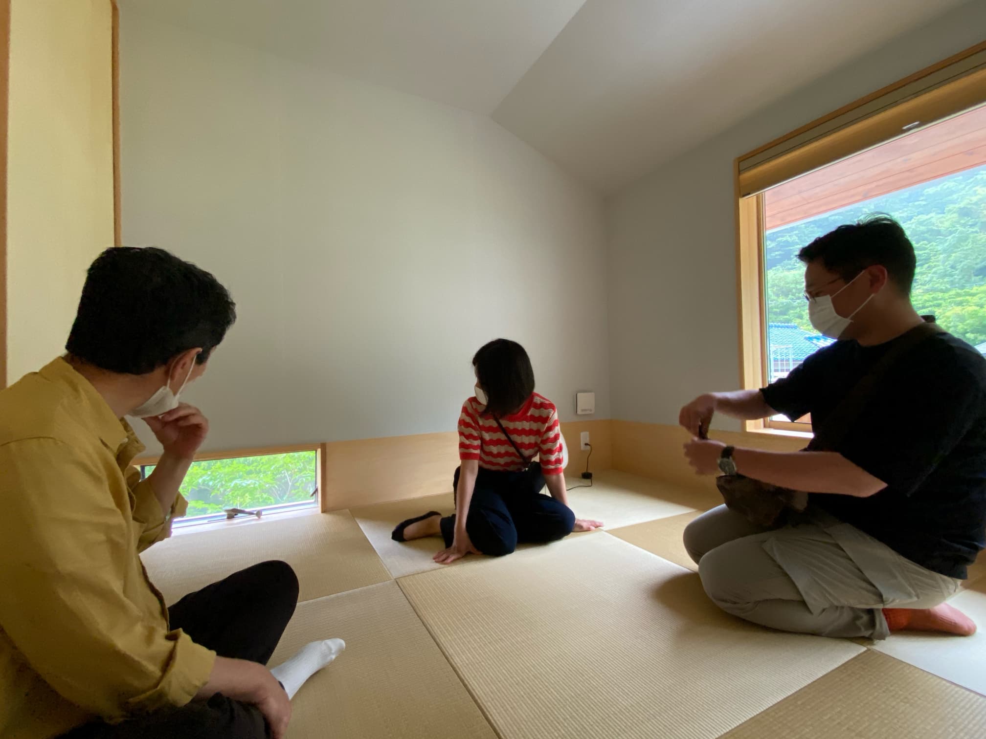 この和室の地窓からのぞくアオダモに、来客も感動する