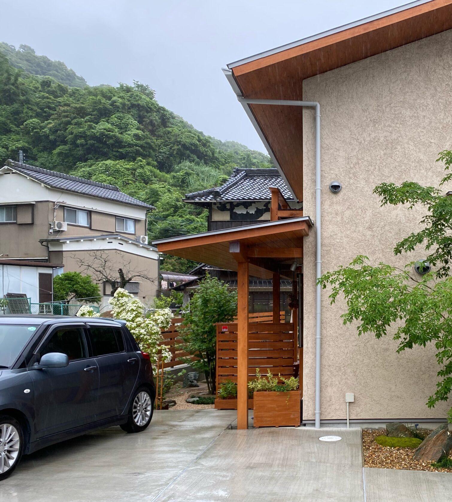 雨樋のない軒先からしずくの揺らぎを感じることができる