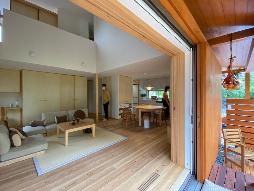 キャスターつきのカウンターをこの窓辺に運び、そとごはんを楽しむのだそう