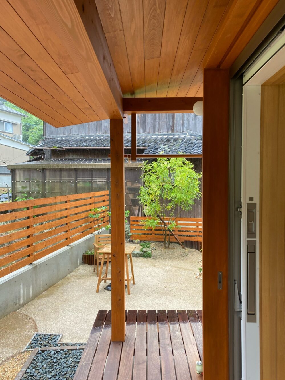 軒の深さが、内外を繋ぐ空間を作り出す