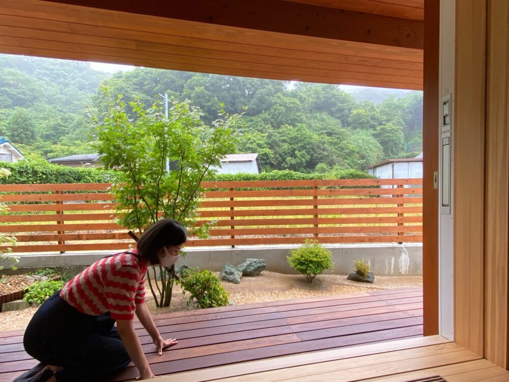 デッキ材はイペを使用。メンテフリーの無垢材。