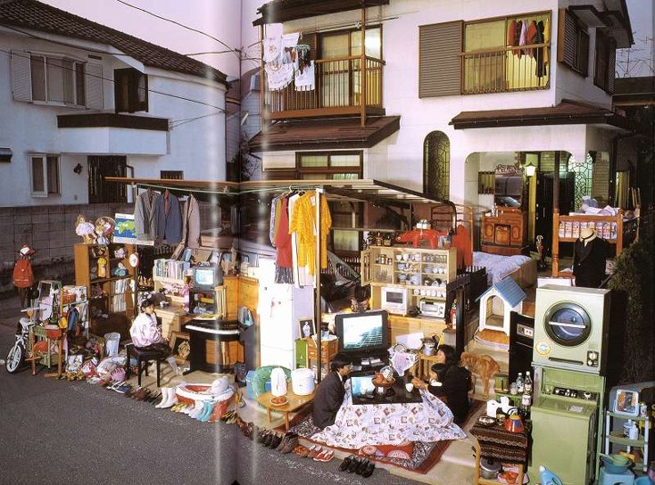 家の中の物を全部外に出して見せてくださいという企画（「地球家族」より抜粋）