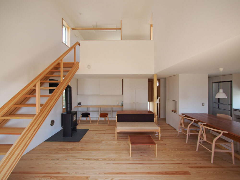 壁・天井・建具とも白に統一することで空間が広く感じる