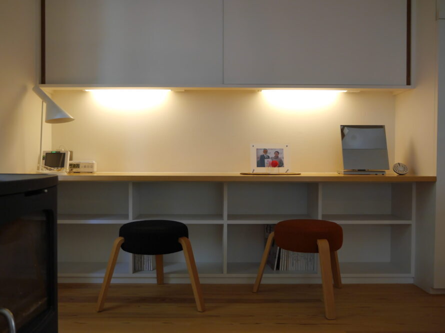 2人がけできるデスクは、子どもたちの勉強スペースや書斎にも使える。大空間でありながら居場所をつくるとはこういうこと