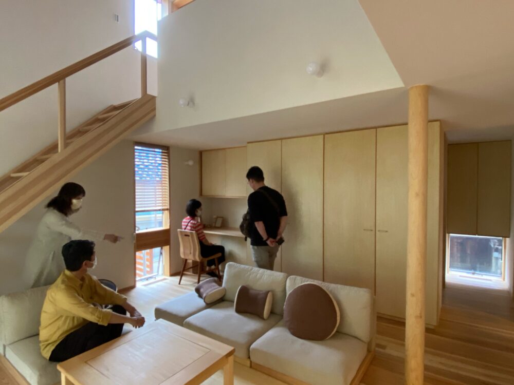 1階の収納量が計画通りになったとのこと。縮小したカウンターは化粧台替わりにもなるという