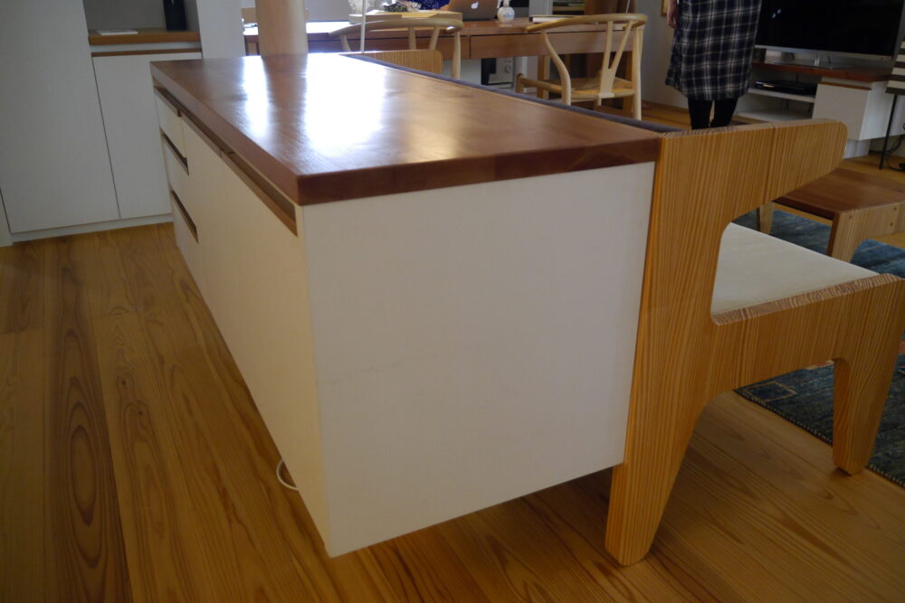 i-worksソファとの高さを揃えることで建物の意匠性と合致する。