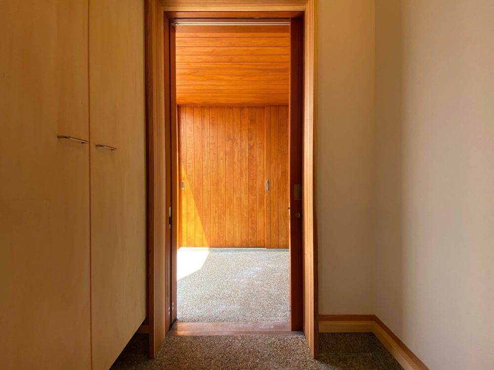 玄関を出ると小さく美しい空間に包まれた外物置がある