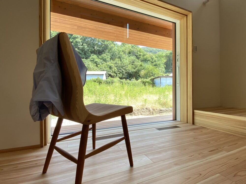 窓の数を少なくして、一枚一枚を大きくする