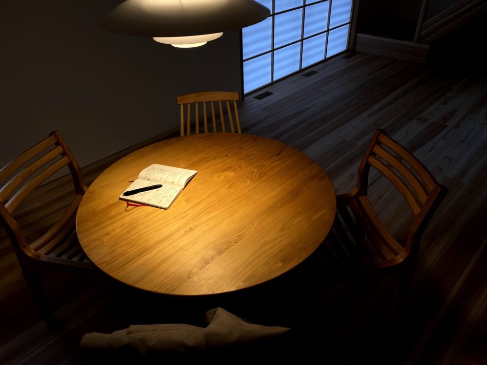 i-works1.0京都のダイニング。影も灯りの一つとして、夜は睡眠導入に向かっていくことで健康に暮らせる