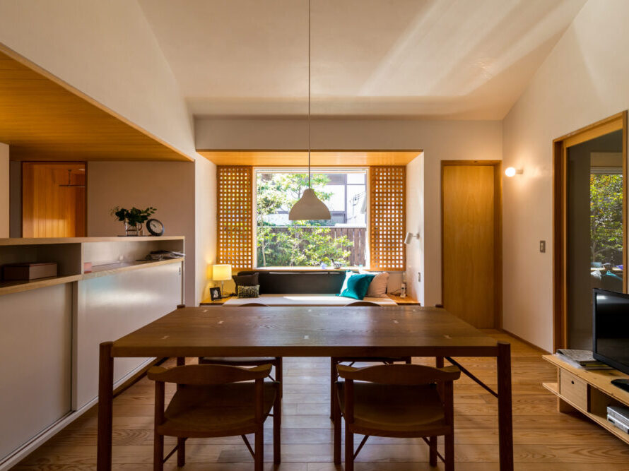 i-worksではないが、伊礼さん設計の豊中の家。奥村家具も然り、ソファ、テレビ台も造作で重心を下げている