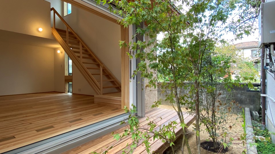 隣家の水回りがそばにあるi-works1.0枚方。山採りしてきた植栽を植え、LWの開口部を豊かにした。