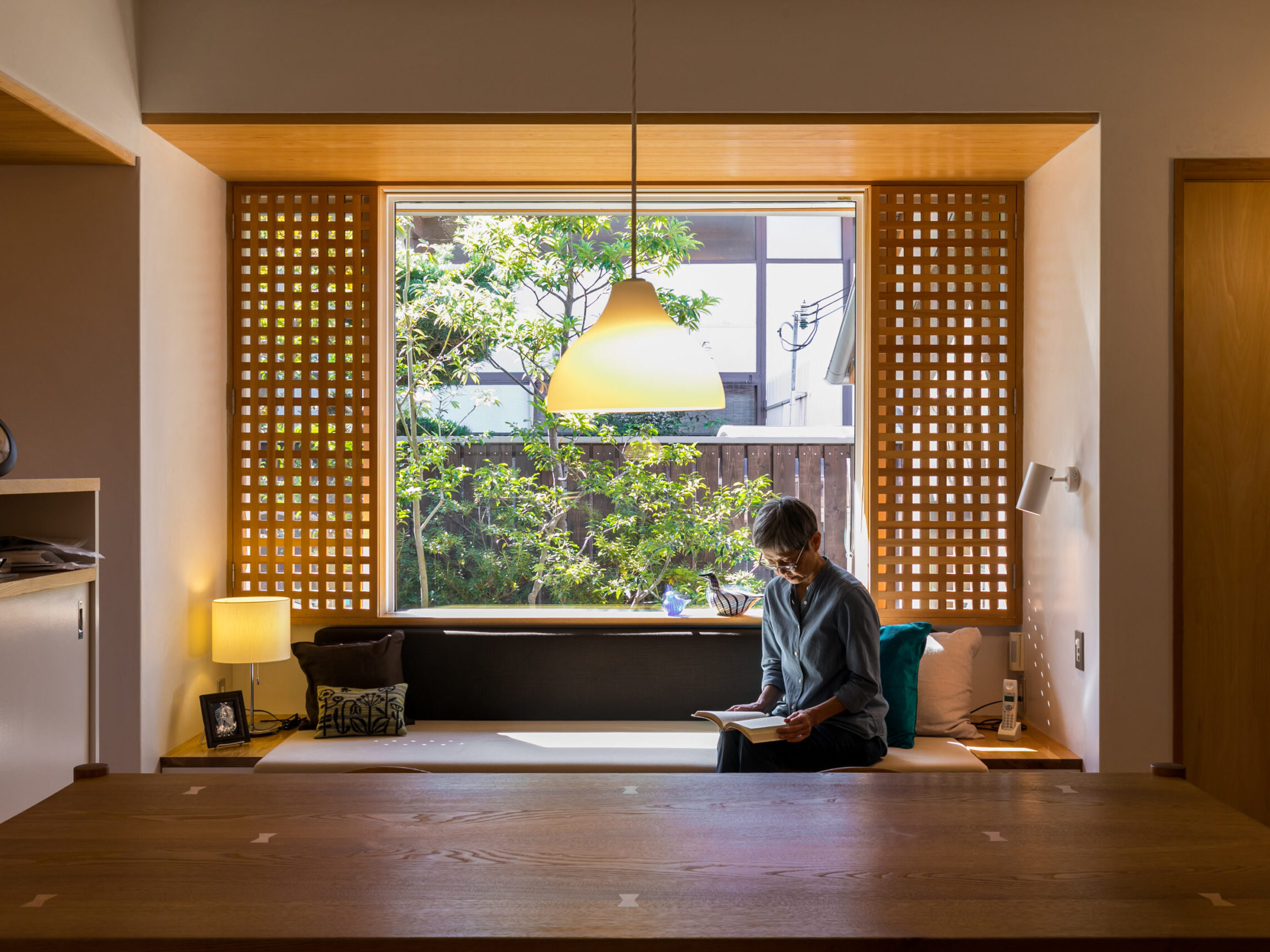 ヨコの吹抜けも植栽計画、配置計画と一緒に考えてあげると、窓が一枚の絵画のように感じられる