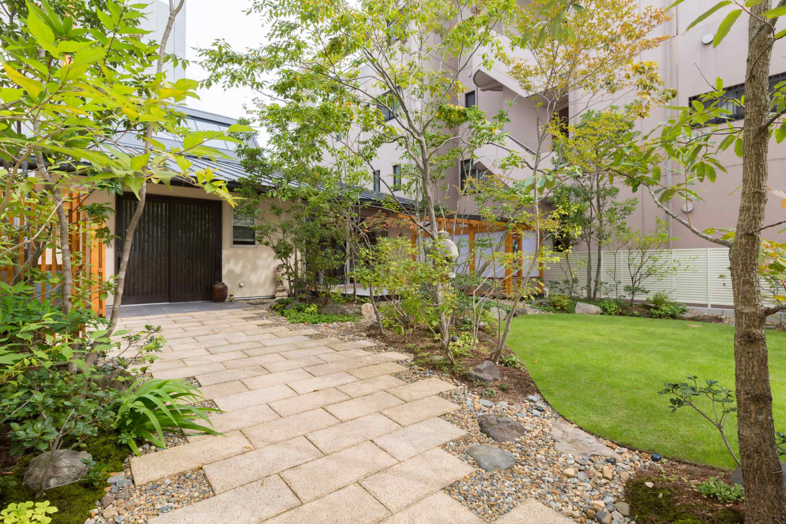 造園家の荻野さんにお願いしたソーラーコム施工の池田の家。頭上を覆われるような緑が心地良い