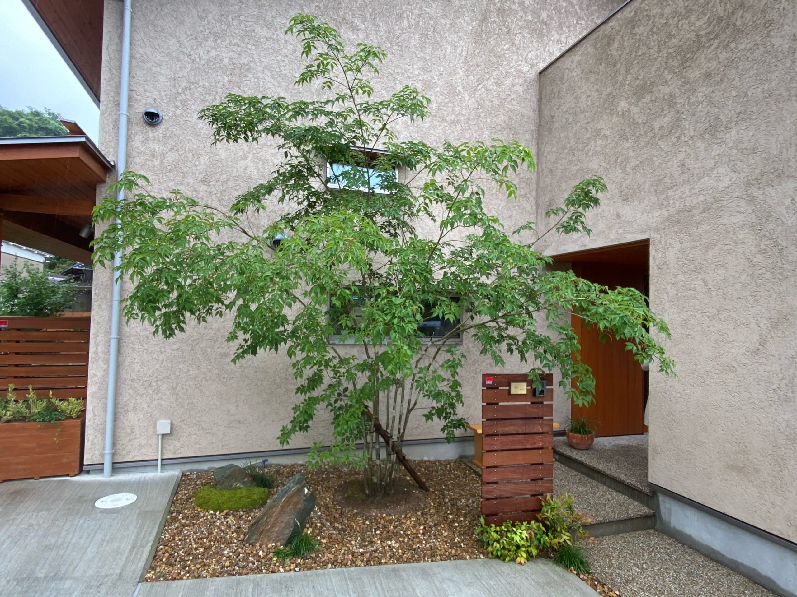 立派に作らずとも、小さくかわいい「追い込むアプローチ」をつくることができる