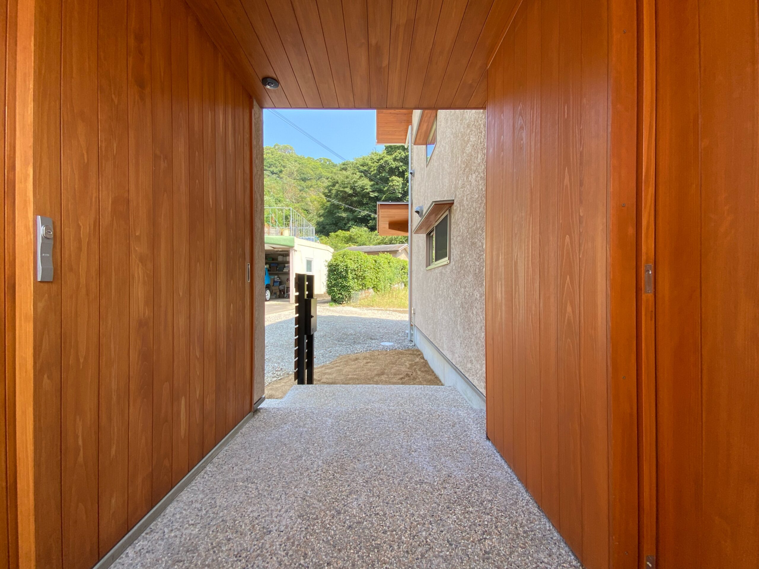 竣工時、緑はまだないが、目隠しにもなる小さな玄関となっている