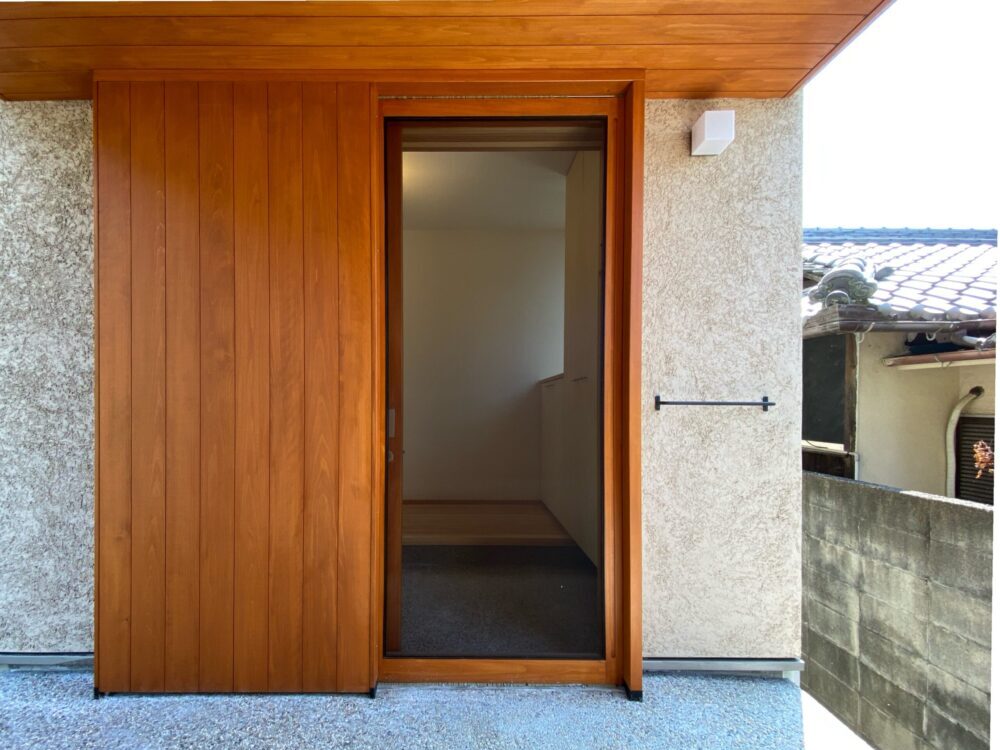 玄関ドアを介して、外からの視線がないのが安心感を生む