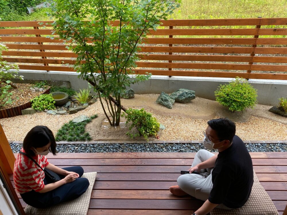 デッキよりも少し軒を深く出しているので雨に濡れることもなく縁側で過ごすことができる